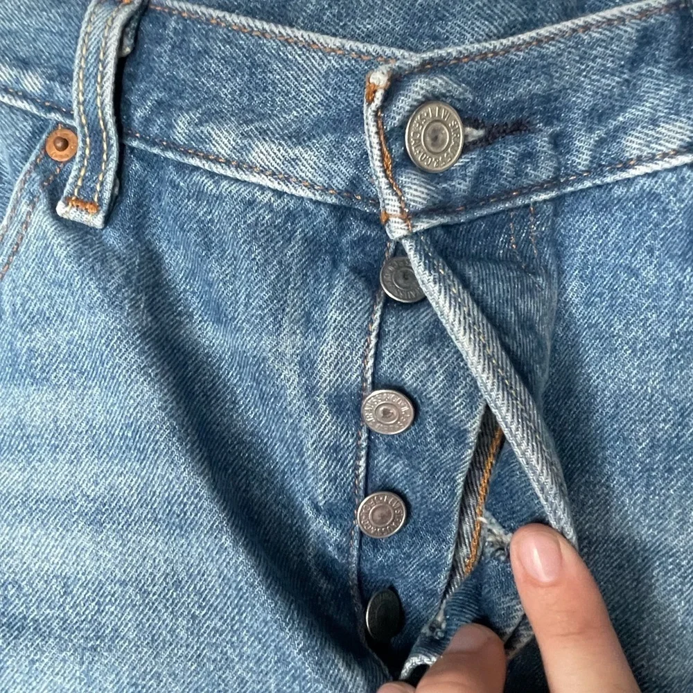 Levi’s 501 Cutoff Denim Shorts High Rise Button Fly Distressed size 32